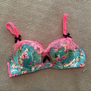 Victoria’s Secret Very Sexy push-up bra. 32 B🌺